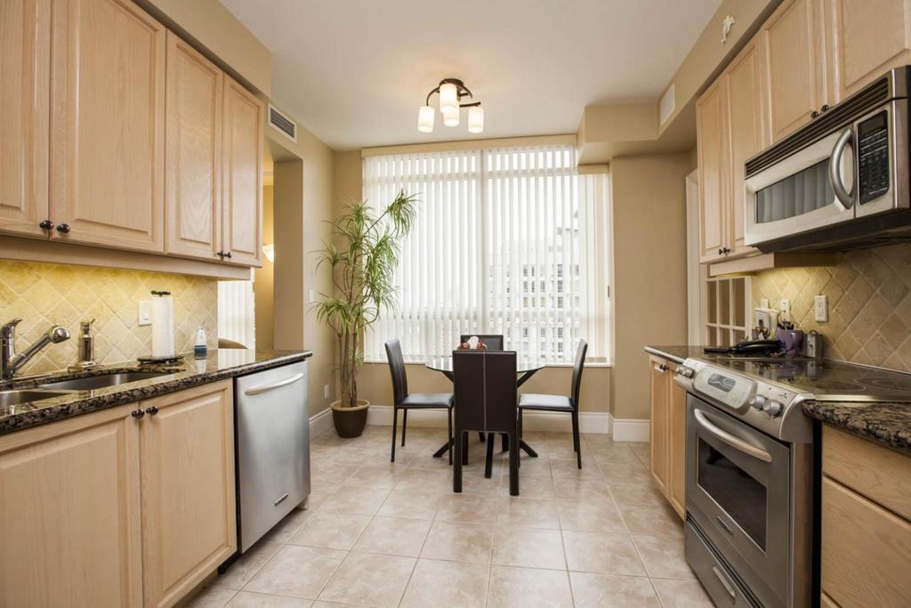 Napa Furnished Rental Apartments Square One Mississauga Bilik gambar